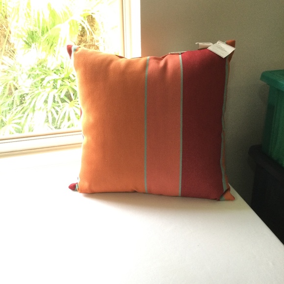 New Pottery barn pillow outdoor, indoor multi colored 20 x 20 sq - Picture 1 of 3